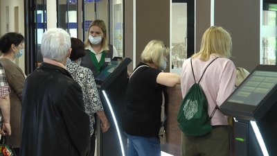 Житомиряни скаржаться, що чергу у "Прозорий офіс" займають ще з ночі Житомиряни скаржаться, що чергу у "Прозорий офіс" займають ще з ночі