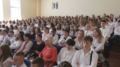 Учні та викладачі ліцею Державної прикордонної служби України та Хмельницького обласного ліцею на уроці за участі президента, 1 вересня 2023. Фото: Суспільне Хмельницький Учні та викладачі ліцею Державної прикордонної служби України та Хмельницького обласного ліцею на уроці за участі президента, 1 вересня 2023. Фото: Суспільне Хмельницький