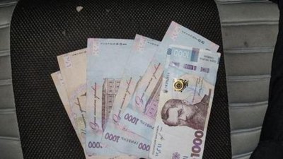 Кинув у багажник авто 10 тисяч: житель Тернопільщини намагався дати хабаря поліцейським