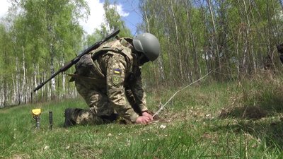 На півночі Житомирщини сапери територіальної оборони проводять роботи з розмінування На півночі Житомирщини сапери територіальної оборони проводять роботи з розмінування