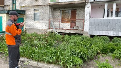 Слюсар аварійно-диспетчерської служби Олександр Мельник працює з лазерним течошукачем Слюсар аварійно-диспетчерської служби Олександр Мельник працює з лазерним течошукачем