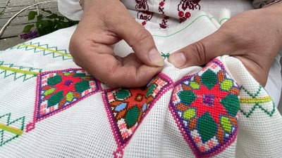 Вишивати почала раніше, ніж читати: черкащанка продемонструвала свої вишиті роботи
