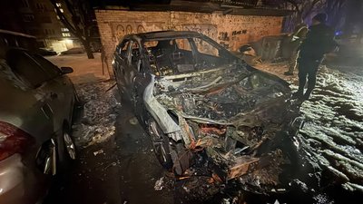 Спалив на замовлення сім автомобілів: поліція підозрює киянина Спалив на замовлення сім автомобілів: поліція підозрює киянина
