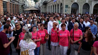 У Боснії і Герцеговині тисячі людей вийшли на протести з гаслами "Ні домашньому насиллю" У Боснії і Герцеговині тисячі людей вийшли на протести з гаслами "Ні домашньому насиллю"