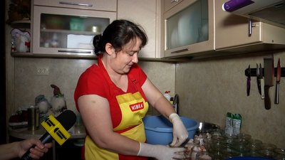 140 банок за чотири дні: житомирянка Олена Козак готує та передає військовим тушкованку 140 банок за чотири дні: житомирянка Олена Козак готує та передає військовим тушкованку
