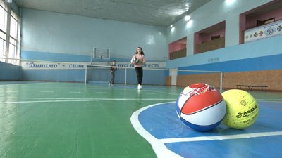 Учням Великобобрицької школи на Сумщині, яку розграбували російські військові під час окупації, подарували спортінвентар