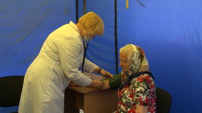 Вакцинація на свіжому повітрі: на Черкащині вакцинували селян від ковіду, правця та дифтерії Вакцинація на свіжому повітрі: на Черкащині вакцинували селян від ковіду, правця та дифтерії