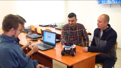 Вінницькі студенти винайшли робота-термометра та санінспектора