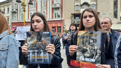 "Ми не відступимо". У Франківську відбулася акція "Врятуйте Маріуполь!"