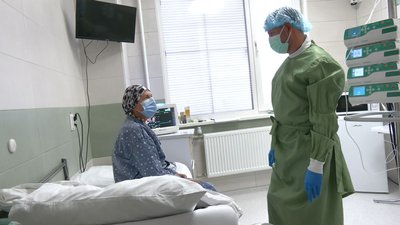 З черкаської лікарні виписали медсестру, яку рятували медики з трьох областей З черкаської лікарні виписали медсестру, яку рятували медики з трьох областей