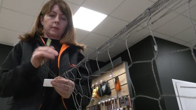 "З вірою в перемогу": черкаські волонтерки плетуть основу для маскувальних сіток