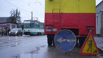 Причини з'ясовуються: у Житомирі трамвай зійшов з колій