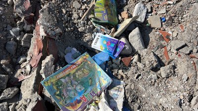 Залишки шкільних речей, які збереглися після обстрілу та демонтажних робіт. Залишки шкільних речей, які збереглися після обстрілу та демонтажних робіт.