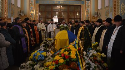 Прощання з воїном у храмі