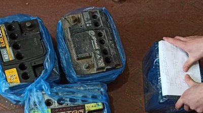 На Миколаївщині поліція затримала молодиків під час скоєння крадіжки з авто На Миколаївщині поліція затримала молодиків під час скоєння крадіжки з авто