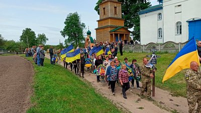 На Чернігівщині попрощалися з трьома бійцями, які загинули на сході України На Чернігівщині попрощалися з трьома бійцями, які загинули на сході України