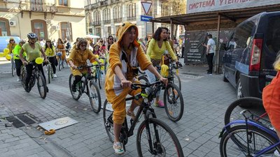 Майже 200 дівчат у жовтому взяли участь у жіночому велопараді в Івано-Франківську Майже 200 дівчат у жовтому взяли участь у жіночому велопараді в Івано-Франківську