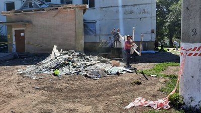 Вирва в подвір'ї лікарні: показали наслідки влучання російської ракети на Черкащині Вирва в подвір'ї лікарні: показали наслідки влучання російської ракети на Черкащині