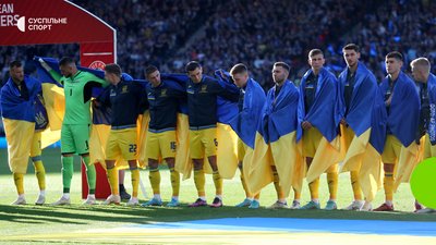 Футболісти збірної України вийшла на матч проти Шотландії в прапорах України Футболісти збірної України вийшла на матч проти Шотландії в прапорах України