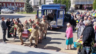 У Луцьку попрощалися з 37-річним сержантом, який загинув захищаючи Україну У Луцьку попрощалися з 37-річним сержантом, який загинув захищаючи Україну