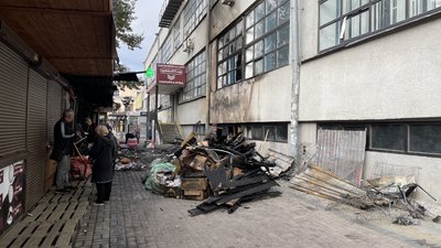 Місце пожежі на Привокзальній площі, де в ніч на 2 жовтня зайнялися кіоски, Харків