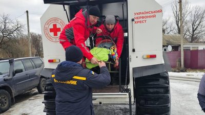 Перевозять або доставляють продукти та ліки: як на Чернігівщині допомагають людям з сіл, де затопило дороги