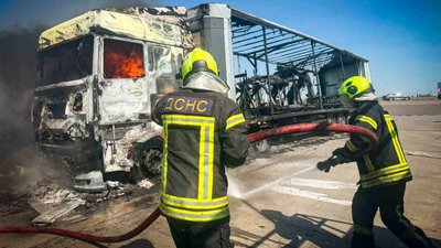 Рятувальники гасять пожежу, яка сталася внаслідок атаки РФ по Бориспільському району