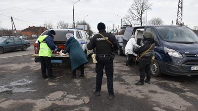 У Луцьку організували триразове харчування для правоохоронців та тероборонівців У Луцьку організували триразове харчування для правоохоронців та тероборонівців