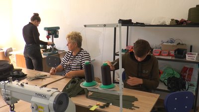 Як у прикарпатському селі організували виробництво тисяч аптечок для ЗСУ Як у прикарпатському селі організували виробництво тисяч аптечок для ЗСУ