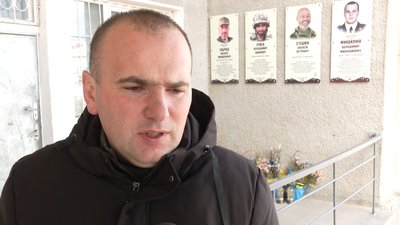 Побратим привіз з фронту посмертну нагороду вдові загиблого прикарпатця Володимира Михайлюка Побратим привіз з фронту посмертну нагороду вдові загиблого прикарпатця Володимира Михайлюка