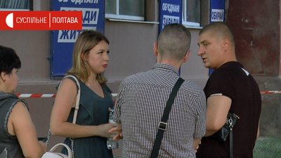 Секретарка офісу Каріна Дячун (дівчина з пляшкою у руках)
