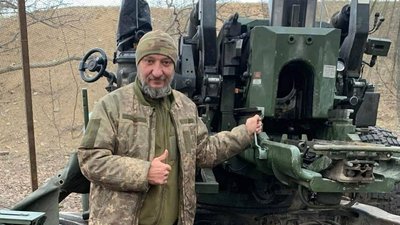 Олексій Кайда на фронті біля бойової установки Олексій Кайда на фронті біля бойової установки