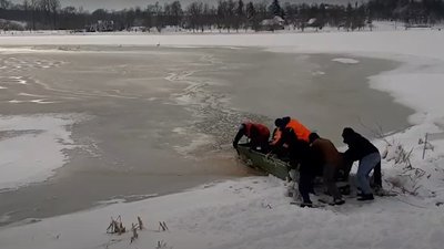 Лебеді у безпеці. На міському озері у Долині рятувальники з комунальниками проламували кригу Лебеді у безпеці. На міському озері у Долині рятувальники з комунальниками проламували кригу