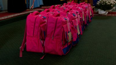 Пів тисячі прикарпатських першачків отримають портфелики від "Карітасу" Пів тисячі прикарпатських першачків отримають портфелики від "Карітасу"