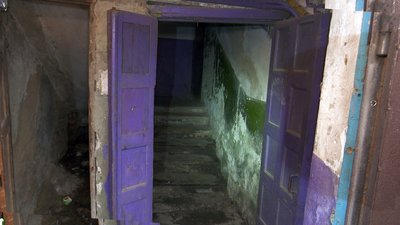 "Стіни мокрі, грибок, усе сиплеться". У Кривому Розі люди вимагають ремонту у підтопленому під'їзді