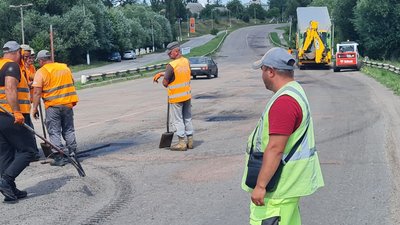 Поблизу Ружина на Житомирщині проводять ямковий ремонт автомобільної дороги