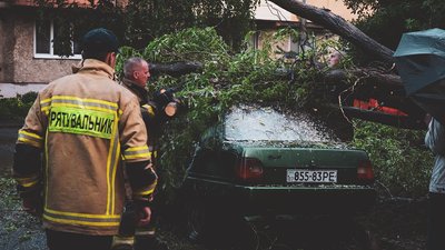 Повалені дерева, знеструмлені населені пункти, пошкоджені дахи та автомобілі. Наслідки негоди на Закарпатті Повалені дерева, знеструмлені населені пункти, пошкоджені дахи та автомобілі. Наслідки негоди на Закарпатті