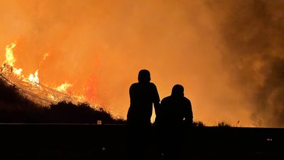 На Херсонщині, жителі одного з сіл намагались загасити будинок, який підпалили військові РФ. Є постраждалі