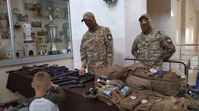 Хмельницькі поліцейські влаштували виставку зброї з нагоди професійного свята
