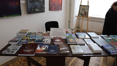 В Ужгороді відкрили виставку-продаж книг закарпатських письменників і журналістів для підтримки 128-ої бригади