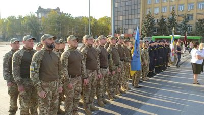 У Миколаєві першого жовтня відзначили День захисників та захисниць України. До заходу долучилися військові, місцева влада та містяни.