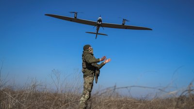 Український військовий запускає БПЛА поблизу Бахмута