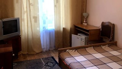 У соціальному центрі є окремі кімнати для проживання, санвузли з гарячою водою та кухні