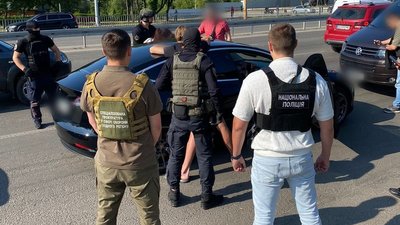 За підозрою в незаконному переправленні чоловіків за кордон судитимуть дніпрянку