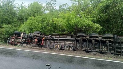 На Миколаївщині зіткнулися легковик і дві вантажівки: є загиблий