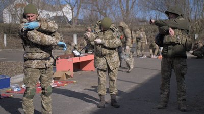 Навчаються штурмувати та відпрацьовують тактичну медицину Навчаються штурмувати та відпрацьовують тактичну медицину