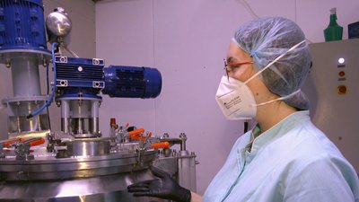Технологиня виробництва органічної косметики Анастасія Баландіна показує реактор-змішувач, у якому вариться маса продукції, серпень 2023. Технологиня виробництва органічної косметики Анастасія Баландіна показує реактор-змішувач, у якому вариться маса продукції, серпень 2023.