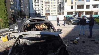 Оперативники розшукали двох чоловіків, які підпалили автівку в Тернополі