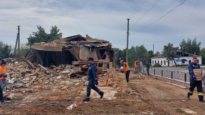 Зруйновано більше сотні будівель: у Боромлі на Сумщині волонтери допомагають розбирати завали Зруйновано більше сотні будівель: у Боромлі на Сумщині волонтери допомагають розбирати завали