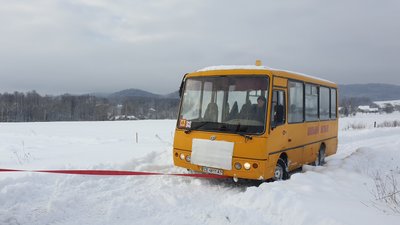 На Буковині зі снігового замету відбуксували шкільний автобус, в якому були діти На Буковині зі снігового замету відбуксували шкільний автобус, в якому були діти